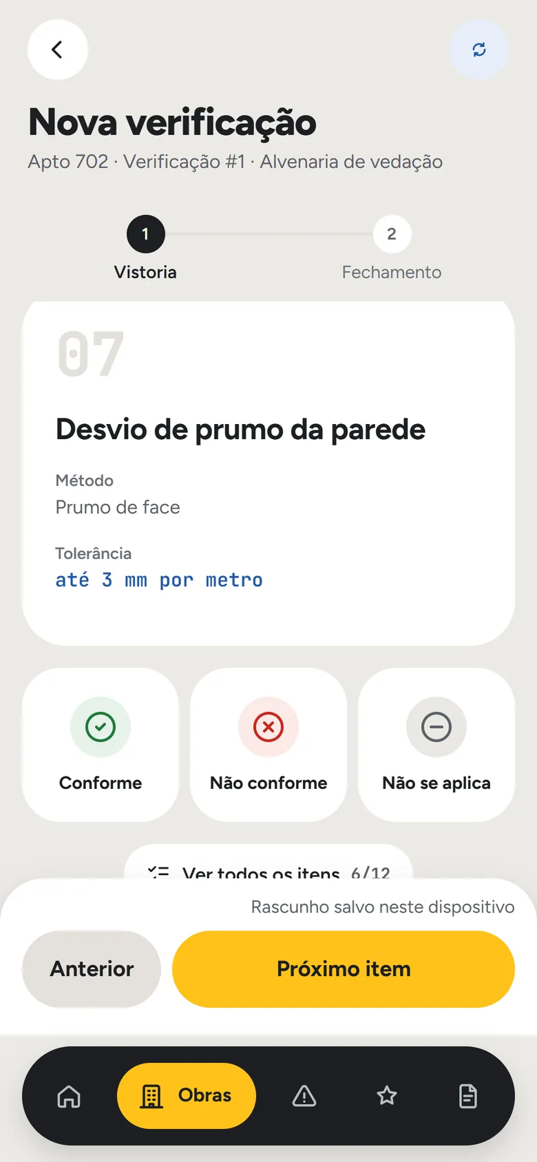 Tela do app PrumoQ no celular: nova verificação de alvenaria de vedação no Apto 702, item 7 de 12, desvio de prumo da parede, com as respostas Conforme, Não conforme e Não se aplica.